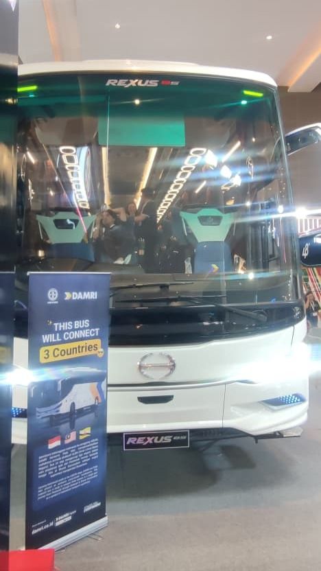 Bus ini akan menemani traveler melintasi 3 negara. Total akan ada 10 unit bus baru yang disiapkan untuk mendukung layanan Angkutan Lintas Batas Negara (ALBN).