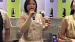 Lucunya Bernadya saat Racik Milk Tea Sendiri di Gerai Minuman Ini