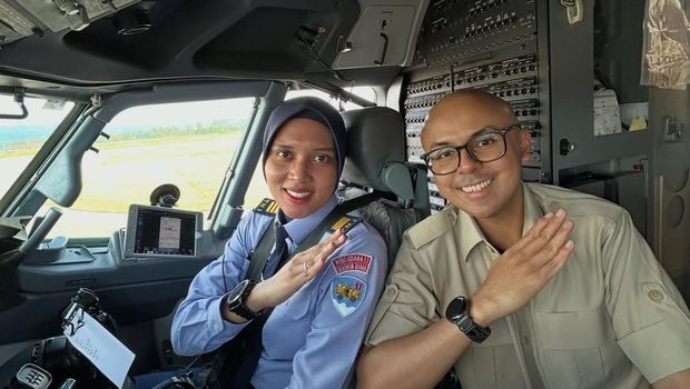 Dirgayuza Setiawan bersama Captain Ajeng Mahessa