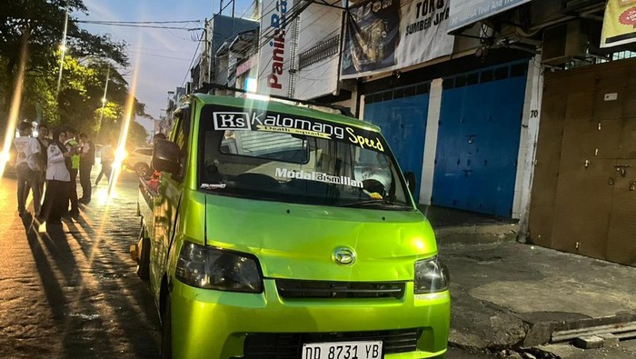 Dishub gembok mobil pengankut sayur bongkar muatan di bahu Jalan Veteran, Makassar.