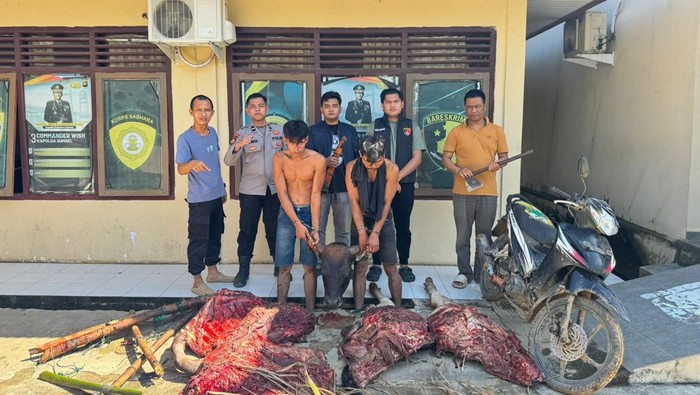 Dua pelaku saat diamankan polisi usai mencuri sapi milik warga di Musi Rawas