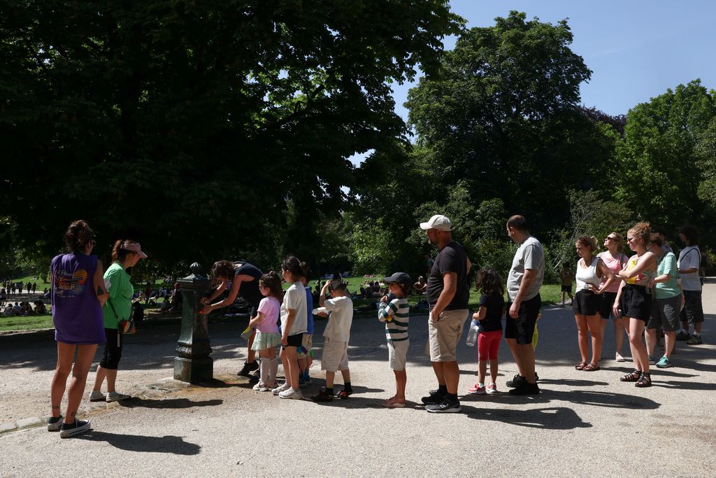 EUROPE-WEATHER/FRANCE-HEAT People queue to use a water fountain in Buttes Chaumont park, as temperatures reached up to 35 degrees Celsius, during a period of hot weather in Paris, France, May 25, 2026. REUTERS/Tom Nicholson