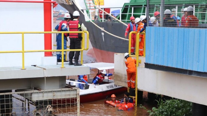 Evakuasi korban ledakan kapal Pertalite di Pontianak.