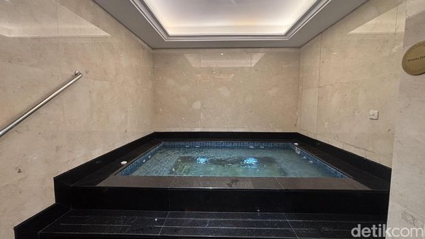 Fasilitas wellness di The Trans Luxury Hotel Surabaya, mulai dari gym, jacuzzi, pilates, sampai kids club. Fasilitas wellness di The Trans Luxury Hotel Surabaya, mulai dari gym, jacuzzi, pilates, sampai kids club.