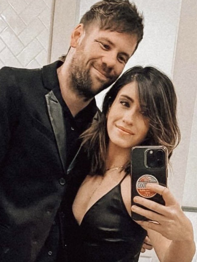Sosok Istri Penyanyi Band Metal yang Suaminya Jadi Gay Setelah 14 Tahun Nikah