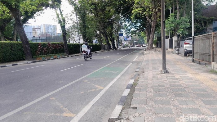 Foto: Lubang-lubang menganga di tepi Jalan Imam Bonjol, sudah ditutup. (Rechtin Hani Ritonga/detikSumut)