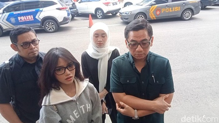 Fuji mendatangi Polres Jakarta Selatan terkait kasus penggalapan dengan tersangka manta admin media sosialnya.