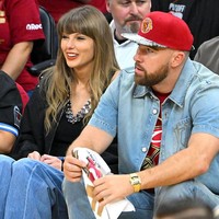 Gaya Nyantai Taylor Swift Nonton Basket Pakai Jeans, Harga Outfit Bikin Melongo