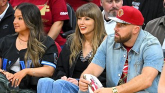 Gaya Nyantai Taylor Swift Nonton Basket Pakai Jeans, Harga Outfit Bikin Melongo