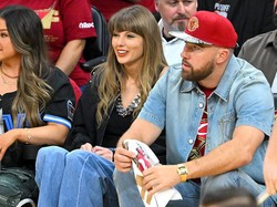 Gaya Nyantai Taylor Swift Nonton Basket Pakai Jeans, Harga Outfit Bikin Melongo