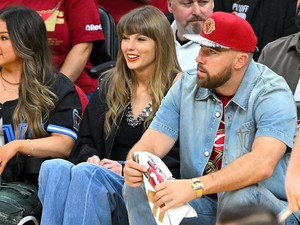 Gaya Nyantai Taylor Swift Nonton Basket Pakai Jeans, Harga Outfit Bikin Melongo