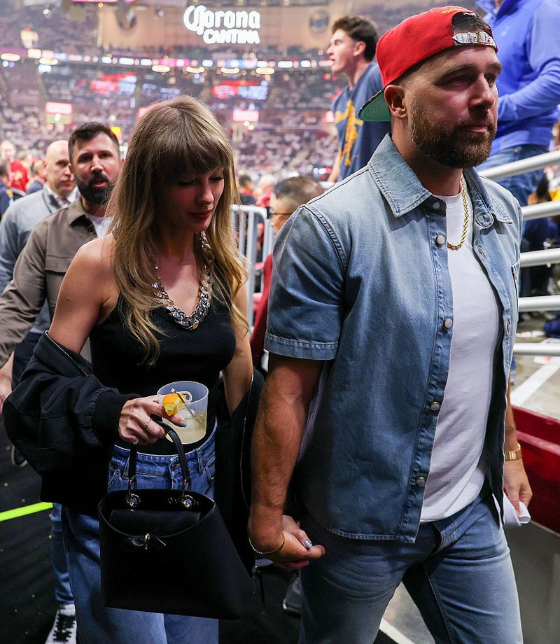 Penyanyi Taylor Swift dan Travis Kelce dari Kansas City Chiefs menghadiri Pertandingan Ketiga antara New York Knicks dan Cleveland Cavaliers di Final Konferensi Timur NBA di Rocket Arena pada 23 Mei 2026 di Cleveland, Ohio.