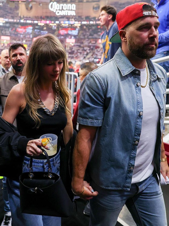 Penyanyi Taylor Swift dan Travis Kelce dari Kansas City Chiefs menghadiri Pertandingan Ketiga antara New York Knicks dan Cleveland Cavaliers di Final Konferensi Timur NBA di Rocket Arena pada 23 Mei 2026 di Cleveland, Ohio.