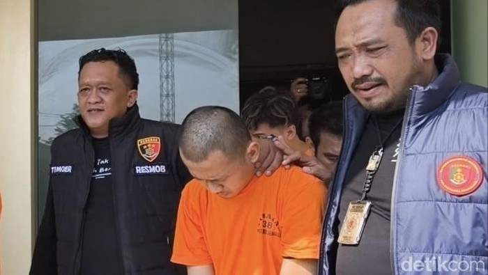 RAS tertunduk lesu saat dibawa ke ruang tahanan Mapolrestabes Semarang.