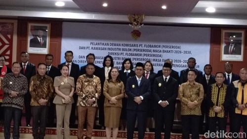 Gubernur NTT Melki Laka Lena berfoto bersama para pejabat BUMD dan kepala daerah, Selasa (26/5/2026).