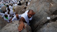 Meski cuaca panas menyelimuti kawasan Arafah, para jamaah tetap menjalankan ibadah dengan penuh kekhusyukan. REUTERS/Ibraheem Abu Mustafa