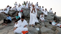 Lautan jamaah haji memadati Padang Arafah, Arab Saudi, saat pelaksanaan wukuf yang menjadi puncak ibadah haji 1447 Hijriah. REUTERS/Ibraheem Abu Mustafa
