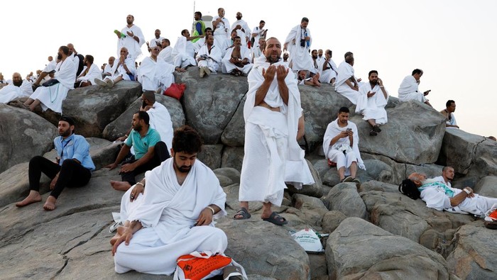 Gunung Rahmat Jadi Titik Doa Jamaah Haji di Padang Arafah Gunung Rahmat di Padang Arafah, Arab Saudi, kembali menjadi pusat perhatian ribuan jamaah haji yang memanjatkan doa dalam rangkaian ibadah haji 1447 Hijriah, Selasa (26/5/2026). Sejak matahari terbit, para peziarah Muslim tampak memadati kawasan tersebut untuk beribadah dan bermunajat di salah satu lokasi yang memiliki makna spiritual penting bagi umat Islam. REUTERS/Ibraheem Abu Mustafa
