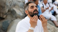 Suasana haru menyelimuti kawasan Arafah ketika para jamaah mengangkat tangan, memohon ampunan, keselamatan, serta keberkahan kepada Tuhan. Tangis dan lantunan doa terdengar bersahutan di berbagai sudut tenda maupun area terbuka, menciptakan atmosfer spiritual yang mendalam. REUTERS/Ibraheem Abu Mustafa