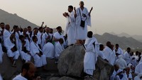 Jabal Rahmah diyakini sebagai tempat bersejarah pertemuan Nabi Adam dan Siti Hawa setelah dipisahkan dari surga. Karena itu, lokasi tersebut menjadi salah satu titik yang paling banyak dikunjungi jamaah saat berada di Arafah. REUTERS/Ibraheem Abu Mustafa