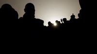 Sejak matahari terbit, jutaan jamaah dari berbagai negara tampak khusyuk memanjatkan doa dan berzikir di hamparan padang pasir yang menjadi lokasi paling sakral dalam rangkaian ibadah haji tersebut. REUTERS/Ibraheem Abu Mustafa