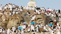 Sebagian jamaah juga terlihat mendatangi kawasan Jabal Rahmah atau Gunung Rahmat untuk beribadah dan berdoa, Selasa (26/5/2026). Tempat tersebut diyakini memiliki nilai sejarah penting dalam perjalanan umat Islam sehingga selalu menjadi titik favorit jamaah saat berada di Arafah. REUTERS/Ibraheem Abu Mustafa