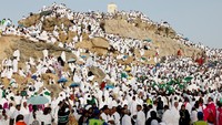 Wukuf di Arafah sendiri merupakan puncak pelaksanaan ibadah haji yang wajib dijalani seluruh jamaah.  REUTERS/Ibraheem Abu Mustafa