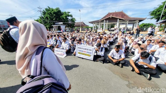Guru honorer yang tidak masuk dalam data pokok pendidikan melakukan aksi unjuk rasa meminta pengakuan.