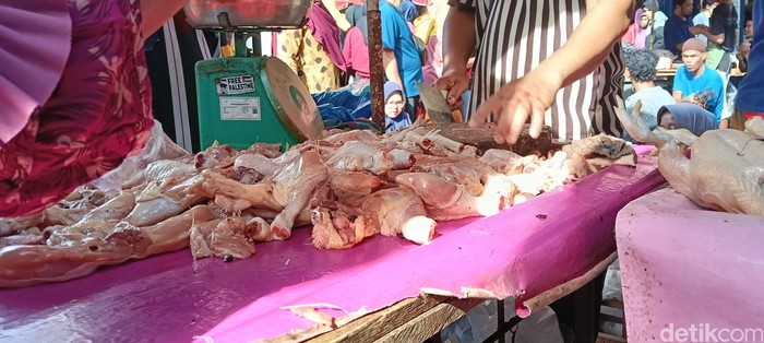 Harga ayam potong di Pasar 26 Ilir Palembang mencapai Rp 40.000/kilogram