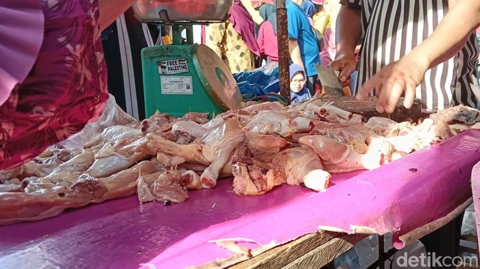 Harga ayam potong di Pasar 26 Ilir Palembang mencapai Rp 40.000/kilogram