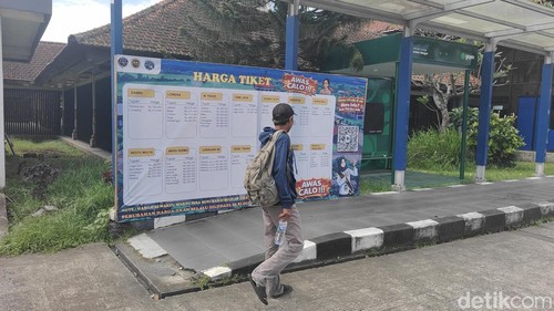 Harga tiket bus ke berbagai kota di Jawa terpajang di depan Terminal Mengwi, Badung, Selasa (26/5/2026).