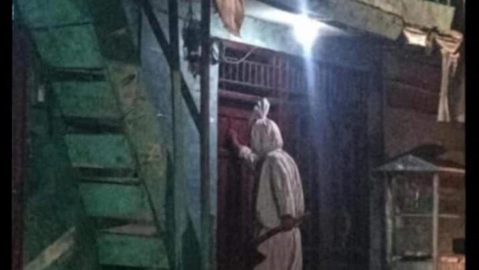 Ilustrasi pocong ketuk pintu di Cirebon