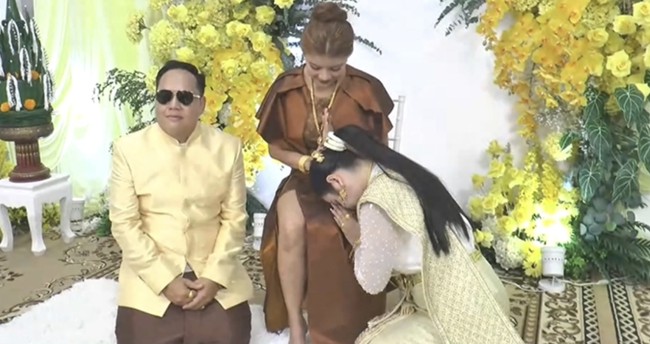 Yupin Thadthai, istri pertama, memimpin langsung acara tersebut. Ia bahkan memberikan seserahan dan emas senilai ratusan juta rupiah untuk calon mempelai. Foto: Dok. Amarin TV, Khaosod English