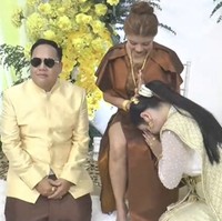 Yupin Thadthai, istri pertama, memimpin langsung acara tersebut. Ia bahkan memberikan seserahan dan emas senilai ratusan juta rupiah untuk calon mempelai. Foto: Dok. Amarin TV, Khaosod English