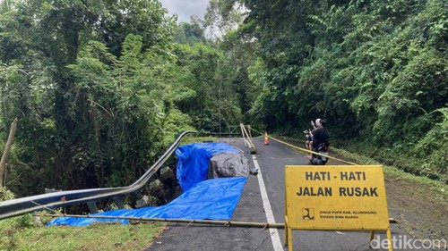 Jalan amblas di Desa Getakan, Kecamatan Banjarangkan, Klungkung, Bali, Selasa (26/5/2026). (Fatih Kudus/detikBali)