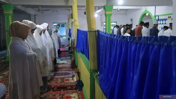 Jamaah Tarekat Naqsyabandiyah di Kota Padang, Sumbar melaksanakan Salat Idul Adha 1447 Hijriah di Mushalla Surau Baru, Kecamatan Pauh, Selasa (26/5/2026).