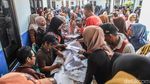 Jelang Idul Adha, Warga Bekasi Rela Antre Panjang Demi Sembako Gratis