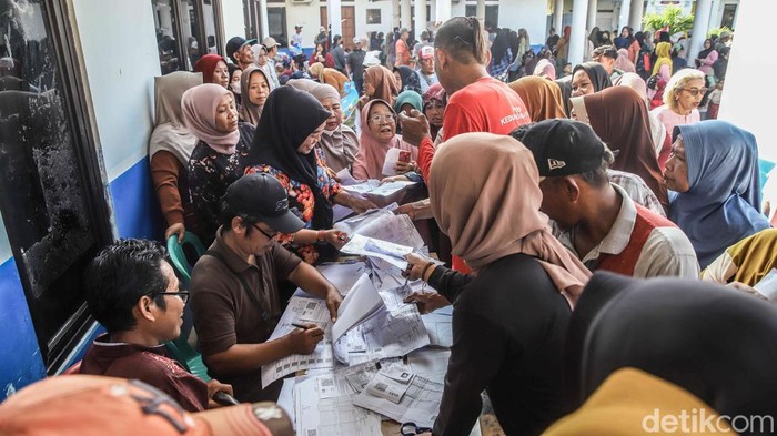 Jelang Idul Adha, Warga Bekasi Rela Antre Panjang Demi Sembako Gratis