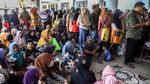 Jelang Idul Adha, Warga Bekasi Rela Antre Panjang Demi Sembako Gratis