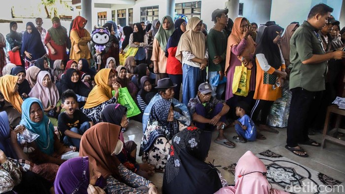 Ratusan warga memadati Kantor Desa Kedung Pengawas, Kecamatan Babelan, Kabupaten Bekasi, Jawa Barat, Selasa (26/5/2026), untuk mendapatkan bantuan sembako gratis menjelang Hari Raya Idul Adha. Sejak pagi, warga telah mengantre panjang demi memperoleh bantuan kebutuhan pokok yang dibagikan pemerintah kepada masyarakat setempat.