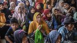 Jelang Idul Adha, Warga Bekasi Rela Antre Panjang Demi Sembako Gratis
