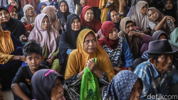 Jelang Idul Adha, Warga Bekasi Rela Antre Panjang Demi Sembako Gratis