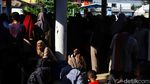 Jelang Idul Adha, Warga Bekasi Rela Antre Panjang Demi Sembako Gratis