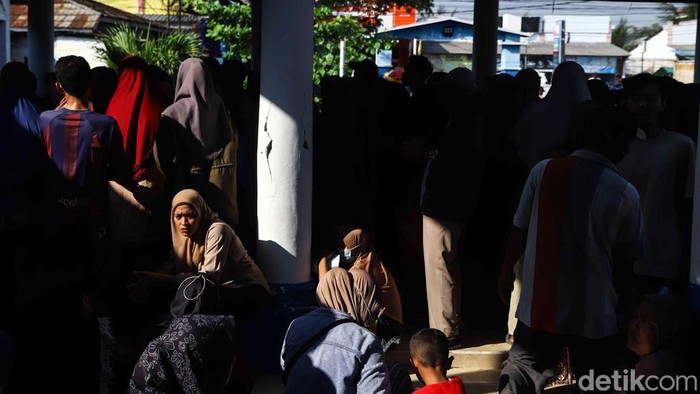 Jelang Idul Adha, Warga Bekasi Rela Antre Panjang Demi Sembako Gratis