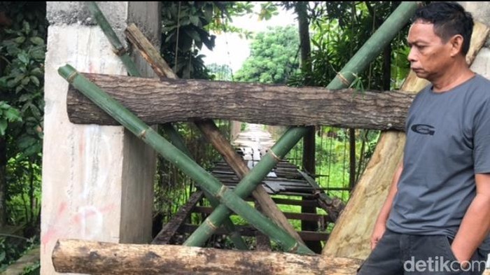 Jembatan gantung di Kelurahan Pajalesang, Palopo, Sulawesi Selatan (Sulsel), dipalang setelah seorang warga terjatuh dan meninggal dunia.