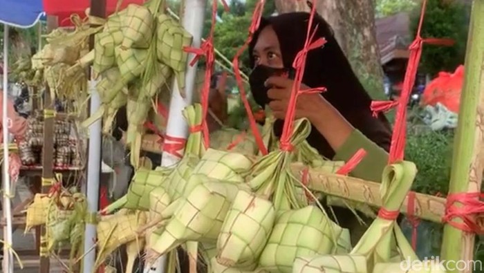 Juminten penjual ketupat di Pontianak. (Ocsya Ade CP)