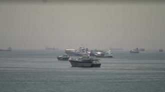 Selat Hormuz Panas Lagi! AS-Iran Saling Serang, Harga Minyak Lompat