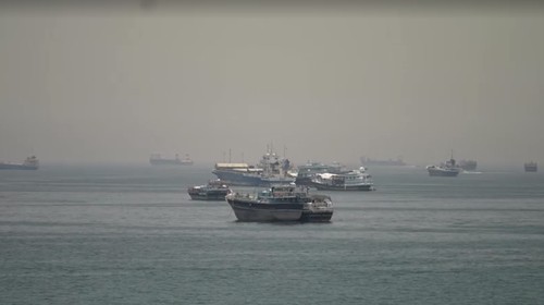 Kapal-kapal Markir di Selat Hormuz
