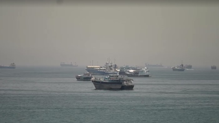 Kapal-kapal Markir di Selat Hormuz