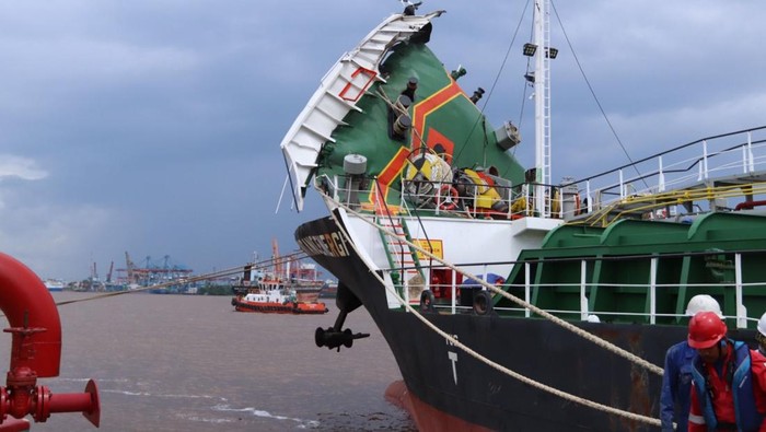 Kapal pengangkut 3.300 KL Pertalite meledak di Sungai Kapuas.